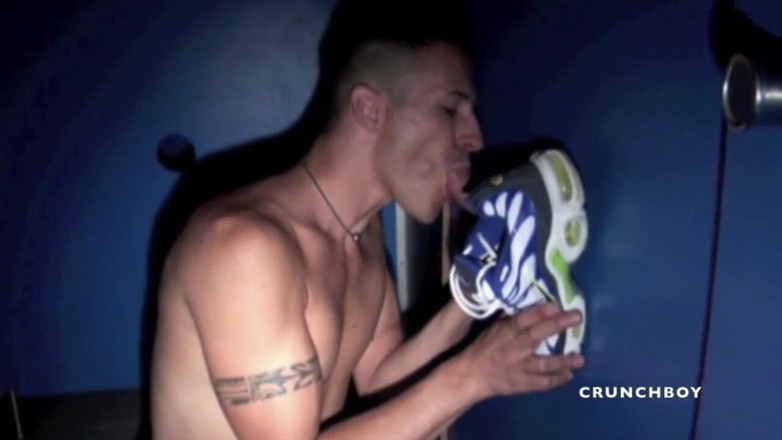 Sneaker gay: Sottomissione con le sneakers nei gloryhole e succhia un cazzo...