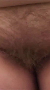 La vecchia ragazza bbw succhia il suo cazzo all'aperto in primo piano