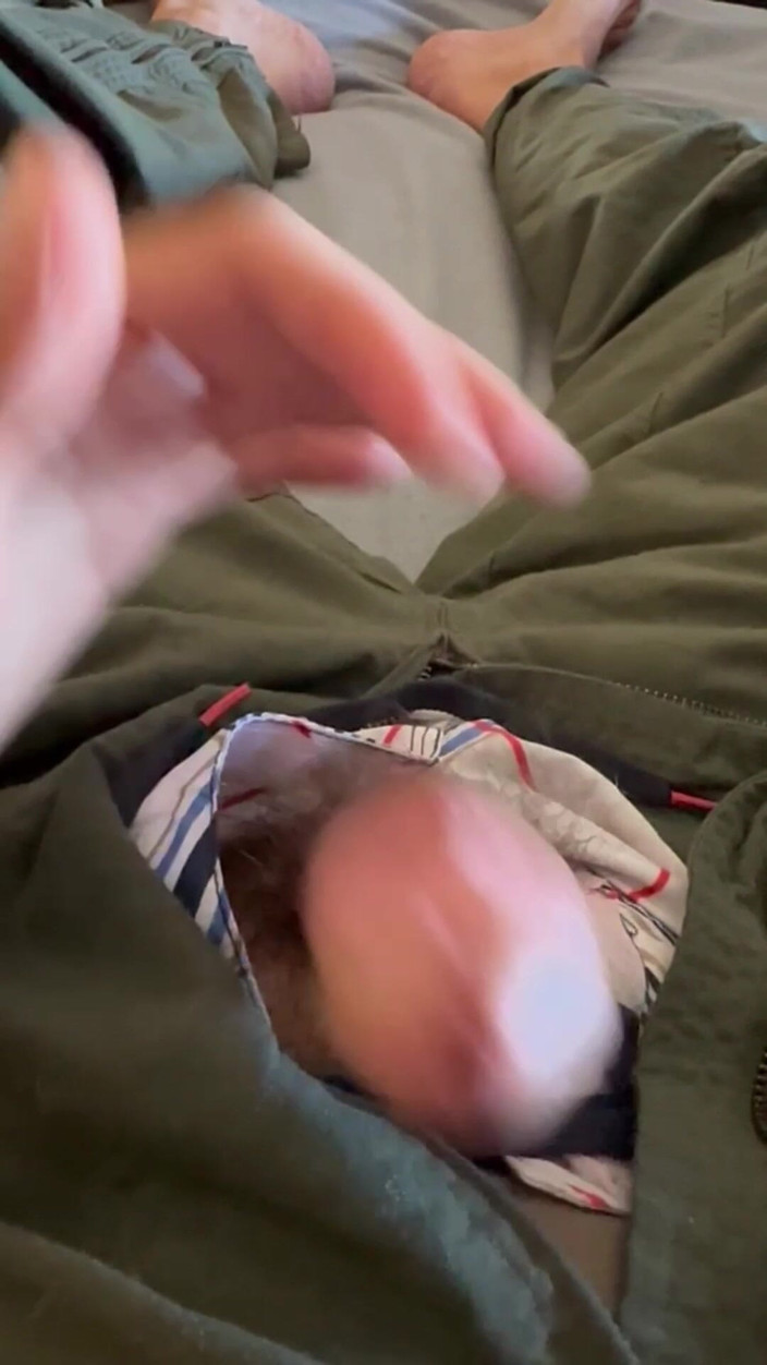Gay Soldier Stuff: 陆军壮男穿着穿戴式假的白色鸡巴撸管，穿着飞行服穿着泳裤在泳裤里撸管