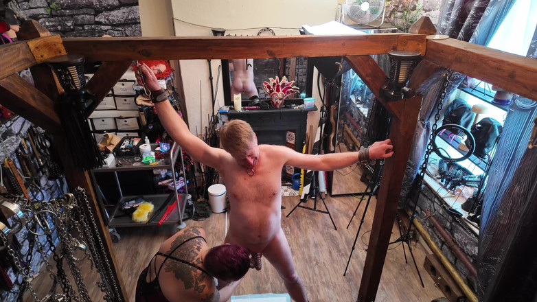 The Izars: 女主人Izar和乳胶泡沫在地牢 第2部分