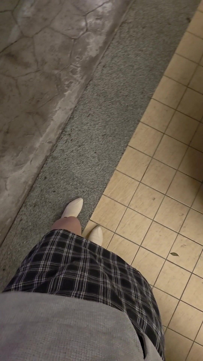 Taiwancdgirl: 在汽车旅馆车库露出内裤