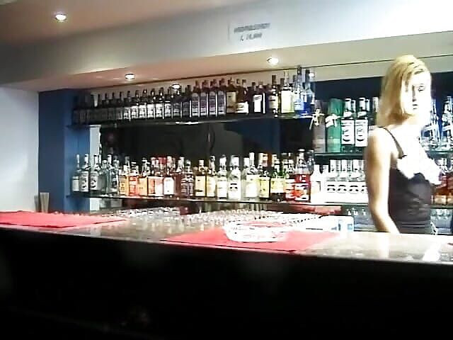 Filles Francaises: Une Française blonde à petits seins chevauche un pecker bien dur