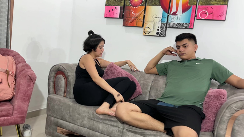 ManuelaAlvarez: Eles chutam minha amiga sexy para fora de sua casa,...