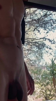 Masturbazione nuda in un edificio abbandonato