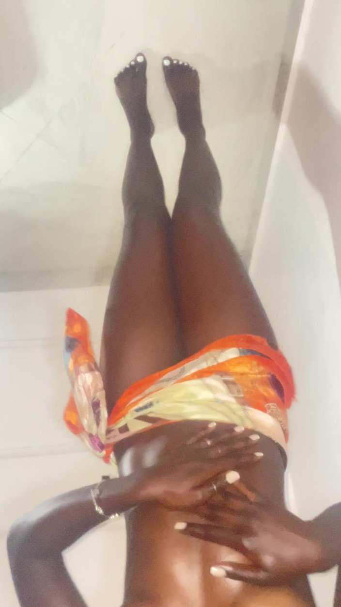 DivaHouz: 火辣苗条丰满的非洲黑人抹油活泼的奶子性感舞蹈