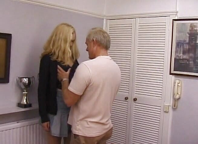 Analiscius: सुनहरे बालों वाली रंडी बूढ़े मर्द को खुश कर रही है