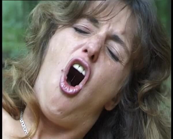 YOUR FIRST PORN: Perversiune în aer liber Cu Mit Sandra - Perversiuni în aer liber cu...