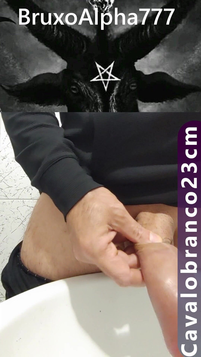 BruxoAlpha777: おしっこをしたり棒で拍手したり