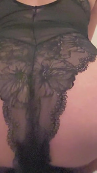 Pets au coucher en lingerie noire