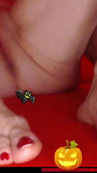 Betoverend voetenspel: rode nagels en sensuele aanraking - 379