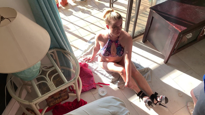 Erin Electra: Evli kadın aldatan kocasından intikam almak için kuryeyle sikişiyor