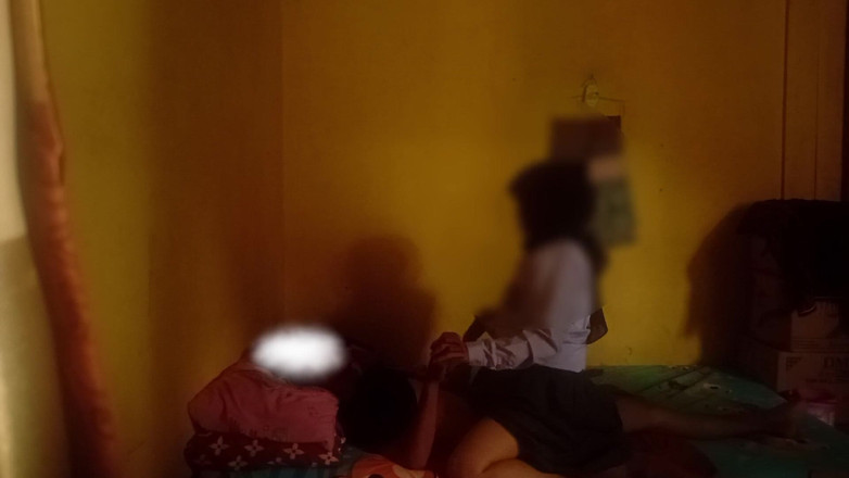 Famly sex: 大学から帰宅したティーンエイジャーが、誰もいないのに自分の継父の家にいる