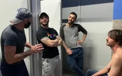 Roxs, John ve Douglas tarafından korunmasız sikiliyor