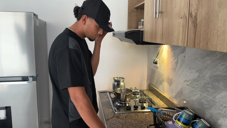 Julianaburning: 가장 섹시한 계모가 남편 모르게 새아들과 섹스한다.