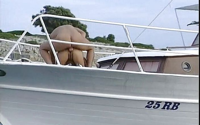 Big Tits World: Prsatá zralá je bušena na lodi