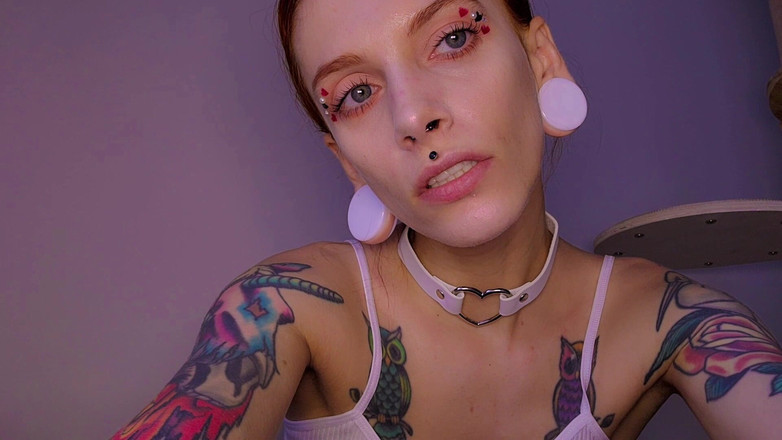 TattoedGirl666: Schöne Schlampe zeigt ihr hübsches Gesicht