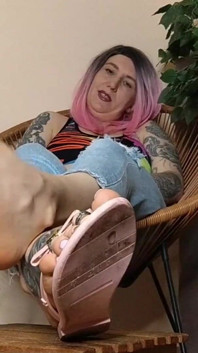 Lady Angela chanclas, anillos dedo del dedo del puño y dominadora de blue jeans