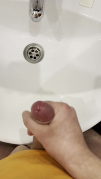 Ten Chlápek Masturbuje V Koupelně a Natáčí Všechno Zblízka a Na Konci.