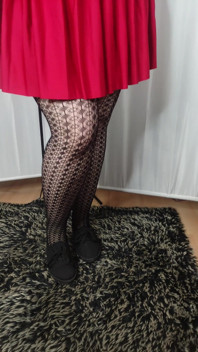 [4k] Pantyhose bercorak dan skirt mini merah cuba
