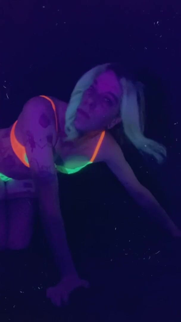 CarmenMelatonin: Si jalang parti seksi mahukan zakar awak