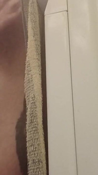Ragazza magra con un culo piccolo si masturba e viene rapidamente