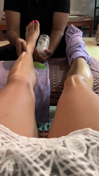 泰国女人的抹油足部按摩