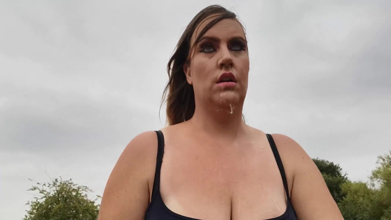 CumslutJayne: Buitenshuis pijpbeurt met sperma lopen - Britse milf met grote tieten