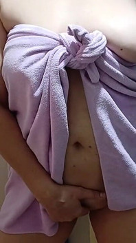 Mi vecina mamá caliente me seduce cuando sale del baño