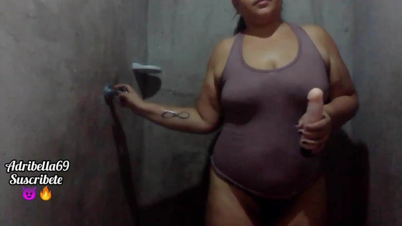 Adribella69: Me masturbo para mi maestra en el baño