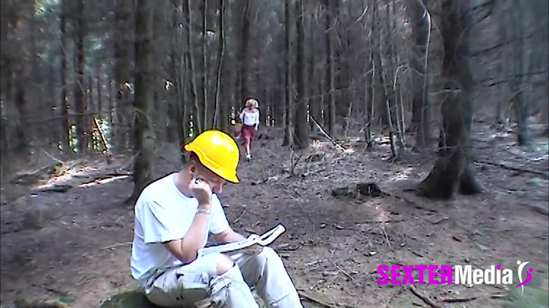 Sextermedia by Pete: Teen Cindy in Her Outdoor Blowy Scene