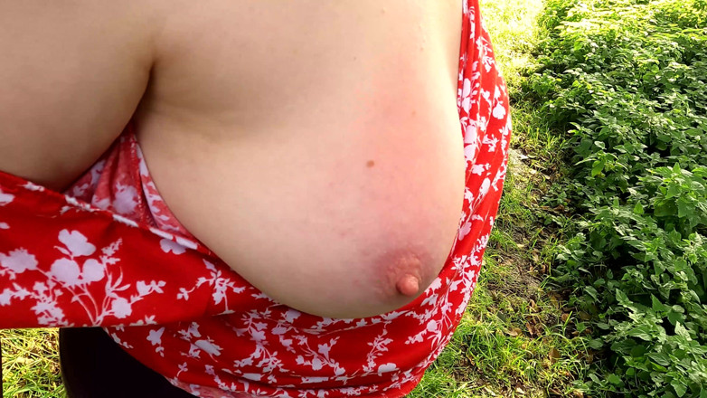 Bouncy Tits Action: În câmp sânii ei goi bătuți