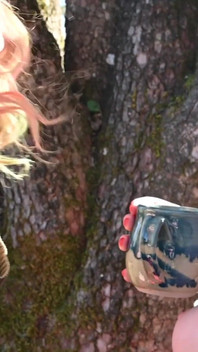 Bebendo chá e lambendo peitos! Ao ar livre extra antes da diversão completa da cena