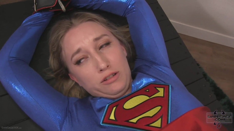 Sinn Sage: El Super Coño De Supergirl Con Sinn Sage Y Riley...