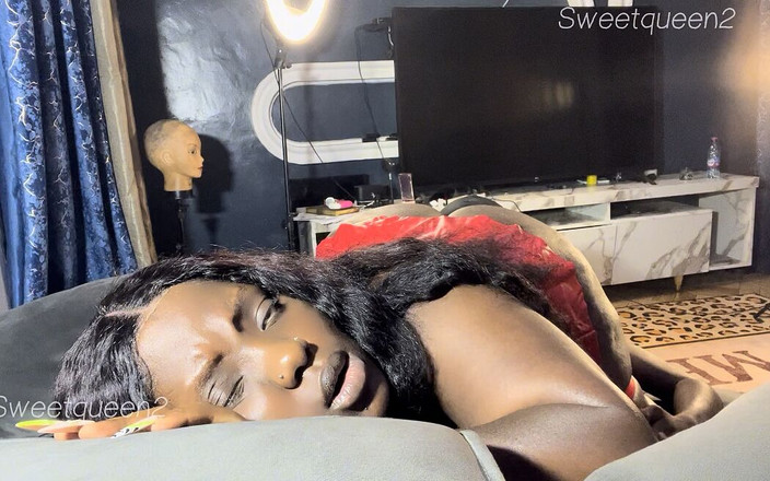 Sweetqueen2: Chtěl mi kouřit kundičku a zadek lízat, než se nějaký...