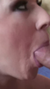 Cycata blondynka MILF w pink jeździ łysą stadniną na Niebieskiej kanapie