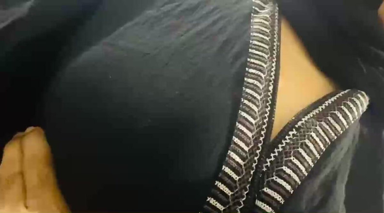 Arabicqueen: 印度老师新闻头巾穆斯林女孩的胸部