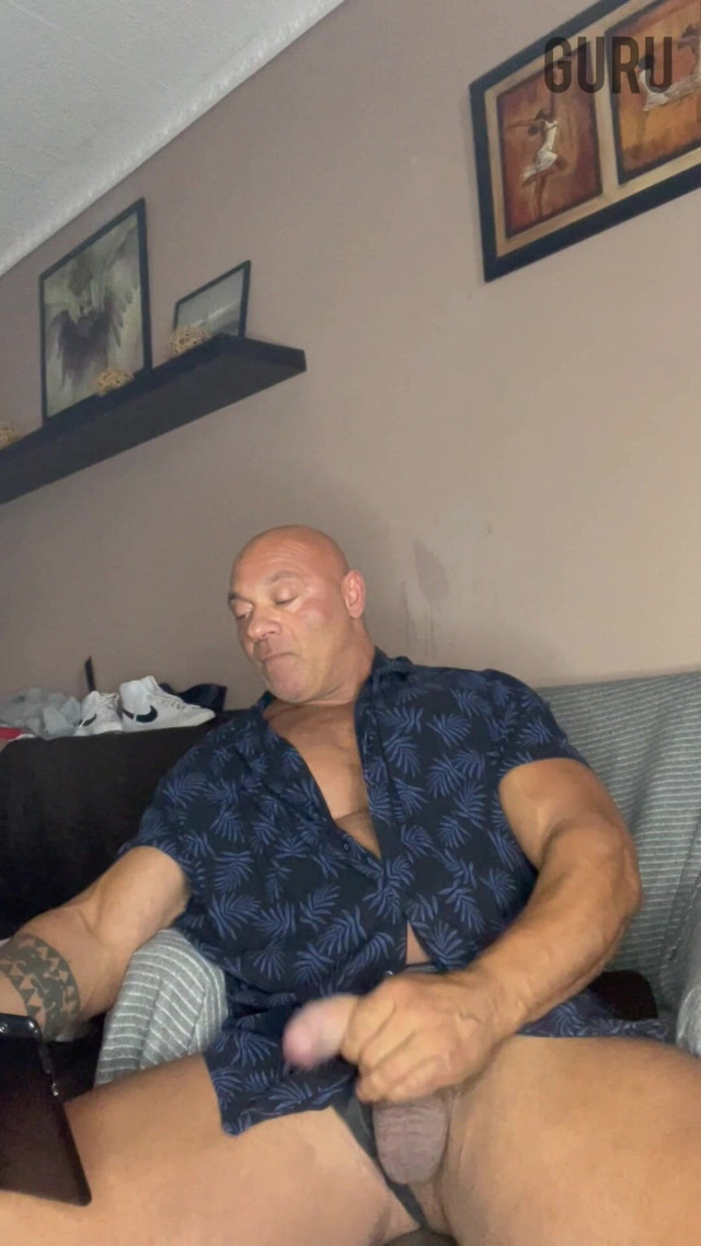 Mr Guru Bodybuilding Daddy Wank at Home (Mr. Guru)