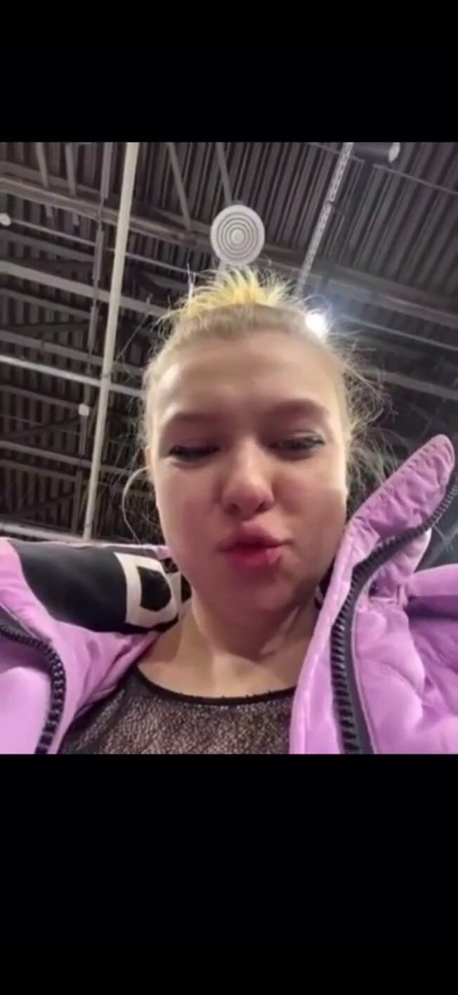 JuiceLussie: Masturbare și pizdă vibratoare în vestiar