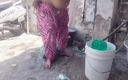 Your love geeta: नहाते समय भारतीय भाभी का हॉट वीडियो