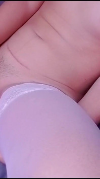 Tienermeisje masturbeert haar vinger.
