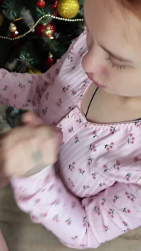 Follando a mi hermanastra cerca del árbol de navidad en la víspera de año nuevo. Video casero. Xkeryb