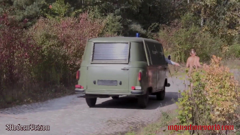Inquisition and prison world: O fată blondă închidută trebuie să fugă lângă autobuzul poliției, și condusă...