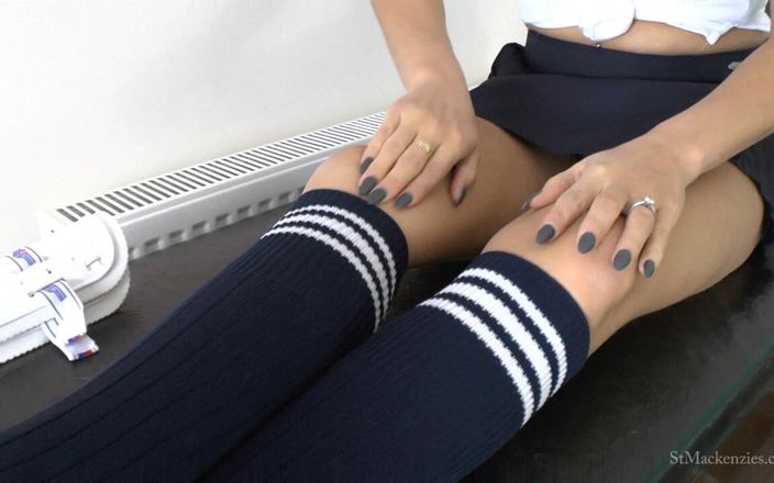 St Mackenzie's Archive: Kelli brinca com os pés enquanto tira o kit de...