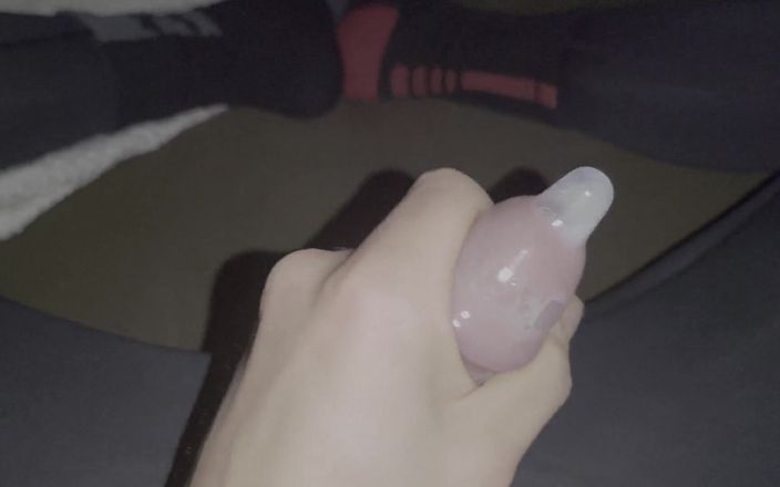 Jizz Sock Studio: Sperma in condoom, aftrekken in een bed