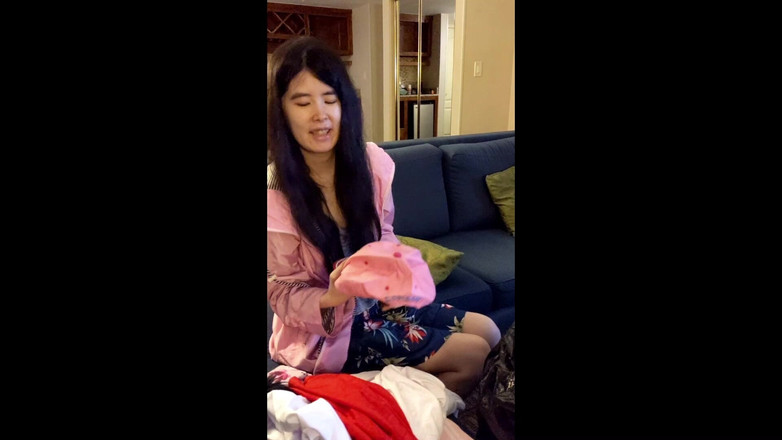 Gentleman Porno: Азіатська дівчина показала гардероб, а потім смокче чорний член