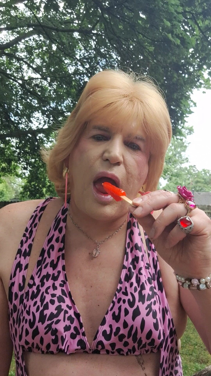 Victoria Lecherri: Bên Ngoài Popsicle!