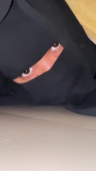 Arabska gorąca pokojówka utknęła, gdy czyści pod łóżkiem - duży tyłek Hijabi dziewczyna nosić Abaya Niqab i majtki