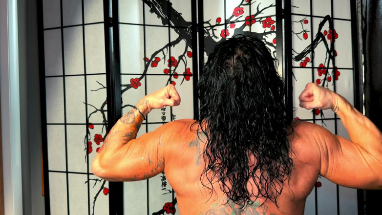 Kandylegsxxx: Une belle-mère musclée s’enfile un gode après l’entraînement dans ses...
