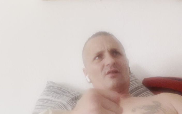 Alexjg80: Mastürbasyon yapıyor