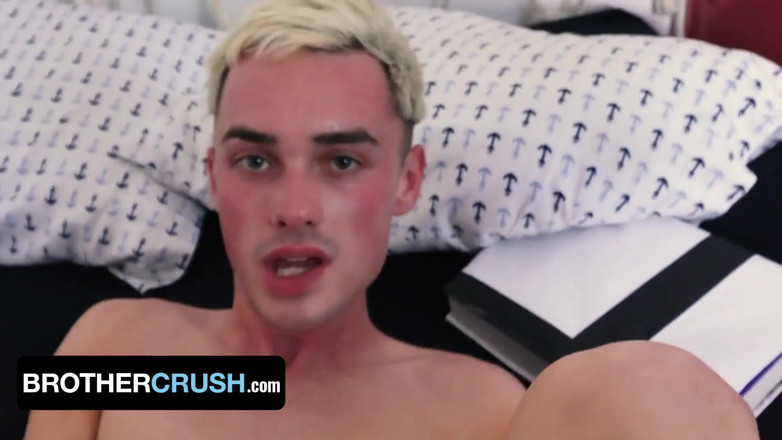 Brother Crush: Perv Stepbro는 어린 의붓오빠에게 딥스텝 생물학 수업을 해주고 후장을 질싸합니다.